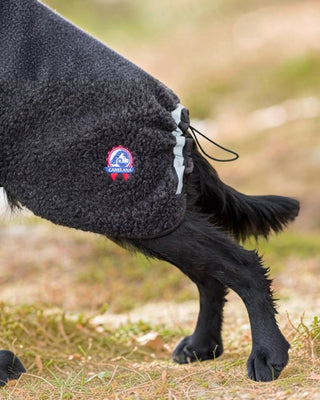 Hundinspiration Canelana ambassadör ulltäcke i svart merinoull med justerbar passform på hund