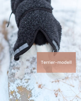 Hundinspiration Canelana ambassadör ulltäcke i mörkgrå merinoull med reflexdetaljer på en hund i snöigt landskap
