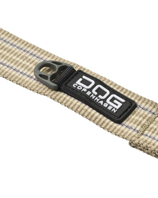 Hundinspiration DOG Copenhagen Urban Style halsband i färgen desert dune med reflexdetaljer och logotyp.
