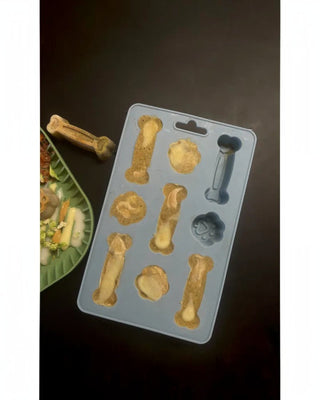 Hundinspiration Fiboo Iceboo glassform i ljusblått TPE-material med frysta hundgodisar i ben- och tassformer.