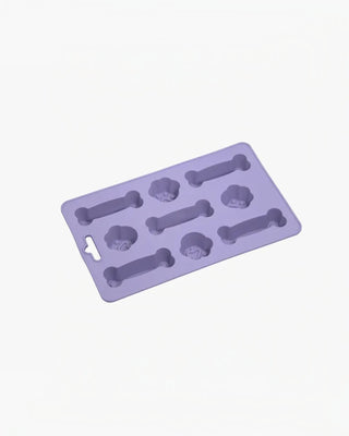 Hundinspiration Fiboo Iceboo glassform i lila TPE-material med ben- och tassformade hål för hundglass.