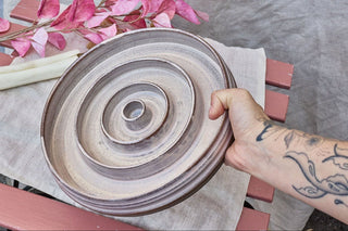 Hundinspiration handgjord keramisk slow feed-matskål i linnevit nyans med spiralformad design för hundar.