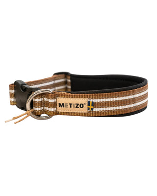 Hundinspiration Metizo fast halsband i brunt med reflexdetaljer, svart vaddering och praktiskt snäppspänne.