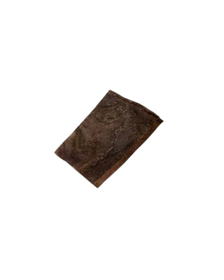 Njord Pet nötchips medium från Hundinspiration, ett naturligt och lufttorkat hundtugg av svensk kohud med päls.