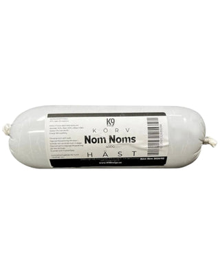 Hundinspiration Nom Noms korv med hästkött, en 400g belöningskorv för hundar i vit förpackning.