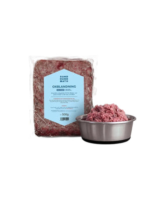 Hundinspiration oxblandning färskfoder för hund i 500g förpackning med en metallskål fylld med köttblandning.