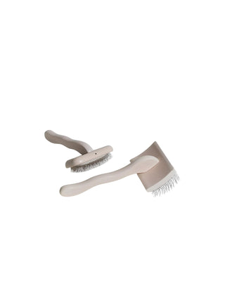 Hundinspiration Pennys detail brush med ergonomiskt ljust trähandtag och skonsamma metallpiggar för hundens pälsvård.