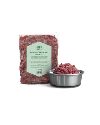 Hundinspiration Sund hundmat Lammblandning färskfoder i 500g förpackning med en skål fylld av rått lammkött.